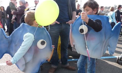 Mes petits costumes de poissons ! Je suis tellement contente du résultat que j'ai eu envie de partager ça avec vous. Vous allez voir,... Darth Vader Head, Costume Carnaval, Silicone Food Covers, Bible School Crafts, Vader Star Wars, Vbs Crafts, Star Wars Logo, Homemade Butter, Under The Sea Party