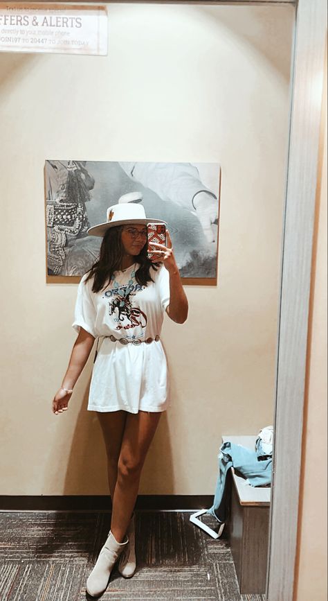 T Shirt Western Outfit, Oversized Western Shirt Outfit, Western Shirt Outfit, Style A Shirt Dress, Western Concert Outfit, Dress Western Style, Country Girl Aesthetic, Dress Western, Western Outfit