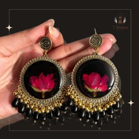 Welcome to 7 Sisters Studio !! Real Dried Flower Earrings(Jhumka) Is very Beautiful And Unique. This Earrings is unique and handmade by resin art. These Jhumkas will make your 0utfit unique and amazing. Also will make your look unique in any function. And will be a great gift idea. The traditional earrings is packed in a gift box. Each oeuvre is unique and I've done it with all my love. This custom resin traditional earrings is created on the buzzless. This one of a kind earrings is perfec... Resin Jhumka Earrings, Resin Jhumka, Resin Aesthetic, Dried Flower Earrings, Earrings Jhumka, Unique Gifts For Sister, Resin Earring, Pretty Jewelry Necklaces, Fancy Jewellery Designs