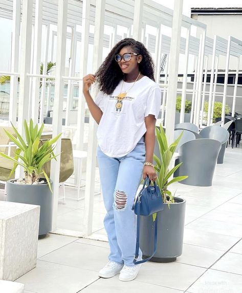 First Day Of University Outfit, Jean Trousers, Jeans And T Shirt Outfit, Mama Jeans, Causal Outfits, Cute Lazy Outfits, Swag Outfits For Girls, Classy Casual Outfits, Easy Trendy Outfits