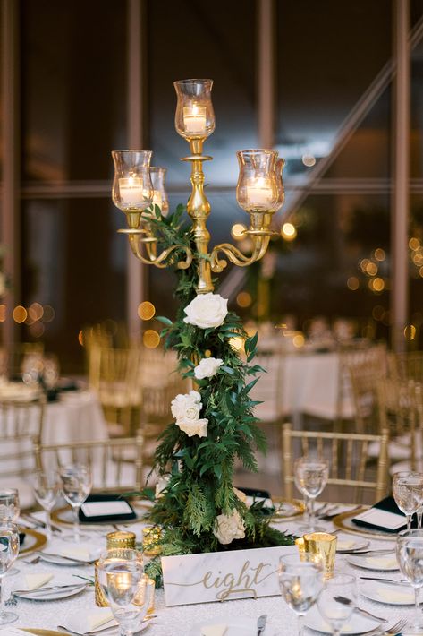 Brass Candelabra Centerpiece, Candlebra Centerpiece Gold, Gold Candelabra Centerpiece Wedding, Diy Candelabra Centerpiece, Candelabra Centerpiece Wedding, Gold Candelabra Wedding, Gold Candelabra Centerpiece, Table Centrepiece Ideas, Quince Decorations Ideas