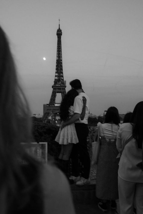 Couple gently hugging in front of the Eiffel Tower at night in Paris. Straight out of a movie still. #paris #coupleshoot #pariscoupleshoot #fallinparis #parisvibes #parisaesthetic #eiffeltower #couplegoals #travelparis Watching The Moon, Paris In Autumn, Two Couples, Night In Paris, Eiffel Tower At Night, Paris Couple, Paris Vibes, Paris Aesthetic, Living In Paris