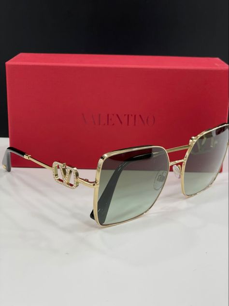 Valentino Glasses, Valentino Garavani, Ray Bans, Square Sunglass, Gadgets, Cute Outfits, Fashion Accessories, Sunglasses, Bracelet