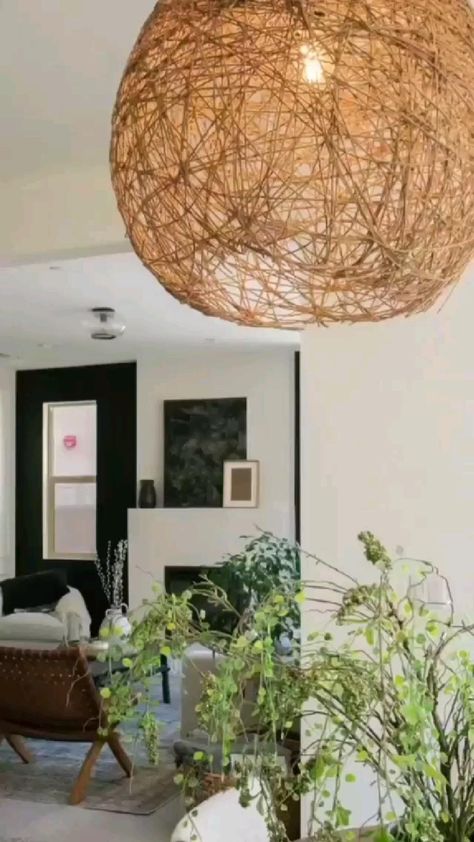 Diy Outdoor Hanging Lights, Boho Hanging Lights Bedroom, Diy Boho Lighting, Diy Light Chandelier, Diy Boho Chandelier Ideas, Diy Basket Lamp Shade, Diy Rattan Lamp, Lampshade Design Ideas, Diy Woven Lamp Shade