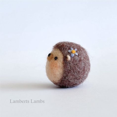 Simple Felted Animals, Hedgehog Needle Felt, Needle Felting Hedgehog, Simple Needle Felting Ideas, Easy Felted Animals, Small Felt Animals, Beginner Felting Projects, Easy Needle Felting Ideas For Beginners, Simple Felt Animals