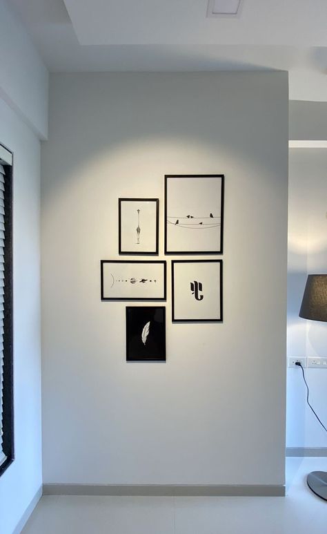 Minimal Frame Wall, Minimal Photo Frame Ideas, Minimal Black And White Bedroom, Wall Picture Collage Ideas Bedroom, Charlotte Apartment, Wall Frame Design, Hanging Photo Frame, Wall Hanging Photo Frames, Frames Collage