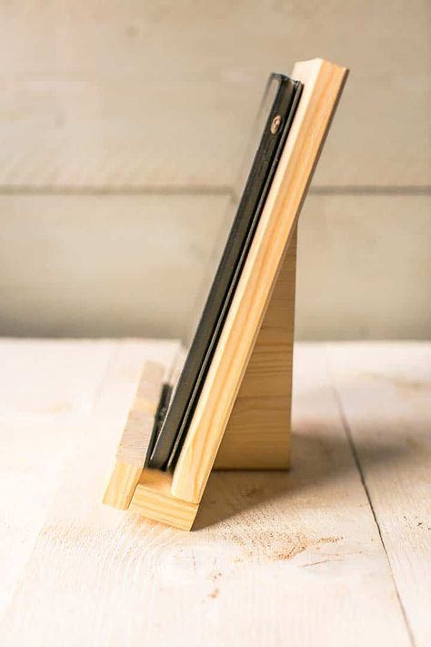 Cook or watch TV on you tablet with this DIY Wooden tablet holder. Visit thetortillachannel.com for the FREE instructional drawing and video. Diy Tablet Holder, Ipad Holder Diy, Wooden Ipad Stand, Wooden Phone Holder, Wood Phone Holder, Wood Phone Stand, Ipad Holder, Diy Holder, Beginner Woodworking Projects