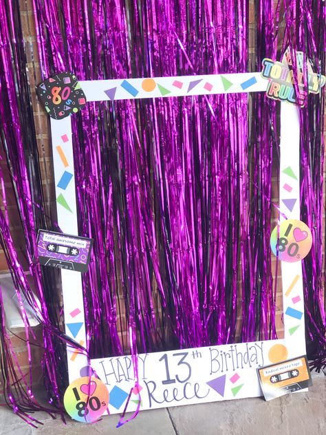 Y2k Photo Booth Ideas, Poloroid Frame Diy Photo Booth, Diy Photo Booth Frame Birthdays, Y2k Booth Design, Easy Photo Booth Ideas, Photo Booth Ideas For School, How To Make A Photo Booth Frame, Diy Selfie Booth, Stand Photo Anniversaire