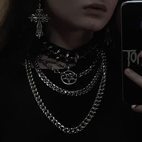 Chain satan photo dark aesthetic goth gothic цепи шипы готика гот панк punk e-girl пентаграма эстетика темнота Goth Chains Aesthetic, Black Chain Aesthetic, Punk Jewelry Aesthetic, Chain Aesthetic Dark, Gothic Jewelry Aesthetic, Chains Aesthetic Dark, Emo Choker, Choker Aesthetic, Chain Aesthetic