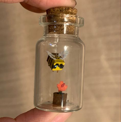 Bee Room Ideas, Mini Jar Crafts, Small Bottle Art, Paper Crafts Aesthetic, Mason Jar Craft Ideas, Minecraft Bee, Bee And Flower, Diy Minecraft, Pinterest Diy Crafts