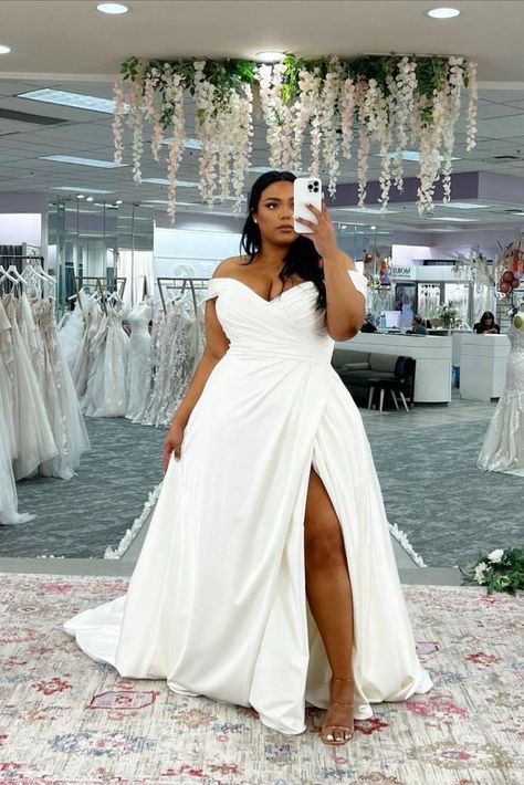 Simple Satin Wedding Gown, Curvy Bride Dress, Plus Size Wedding Dresses Curvy Bride, Wedding Gown Plus Size, Dress For Chubby, Curvy Wedding Dress, Curvy Wedding, Simple Satin, Plus Wedding Dresses