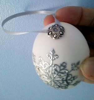 blown out eggs for Christmas decorations - why not? Elegant Easter Eggs, Egg Shell Christmas Ornaments, Egg Shell Ornaments, Christmas Egg Ornaments, Blown Eggs Decorating Ideas, Faberge Eggs Diy, Egg Ornaments Diy, Decorated Eggshells, Egg Inspiration