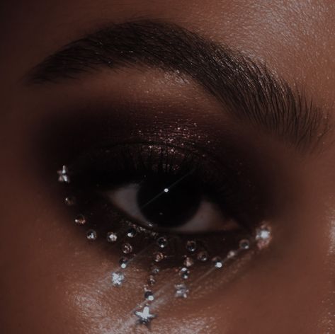 Starry Makeup Aesthetic, Black Sparkly Makeup Looks, Starry Night Prom Makeup, Sparkly Makeup Looks Black Women, Dark Euphoria Makeup, Black Euphoria Makeup, Starry Makeup Look, Starry Night Makeup Look, Cloudy Makeup