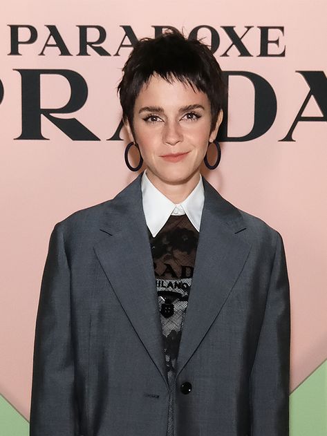 35 Pixie Cut Hair Looks for All the Inspiration You Need | Who What Wear Emma Watson Pixie, Emma Watson Short Hair, Pixie Cut With Highlights, Undone Hair, Pixie Cut Styles, Scrub Corpo, Messy Pixie, Mia Farrow, Messy Pixie Cuts