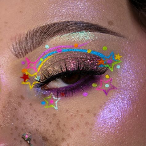 💫 Liner & Sparkles ✨ Nose doodle ib @linsmakeuplooks Happy Tuesday yall! This past week was a VERY busy week but it was good! I got to see some family that i haven’t in forever & had a chance to do a graphic liner look! So @glisten_cosmetics liners have been on my wishlist for a hot minute & they did not disappoint! I’m OBSESSED with them! I was really excited to do something fun with liners! Do yall want the mini tutorial on this one? It’s definitely over a minute long, it was hard to ... Nose Doodle, Colorful Graphic Liner, Glisten Cosmetics, Color Eyeliner, Face Paint Makeup, Mini Tutorial, Graphic Liner, Colored Eyeliner, Creature Drawings