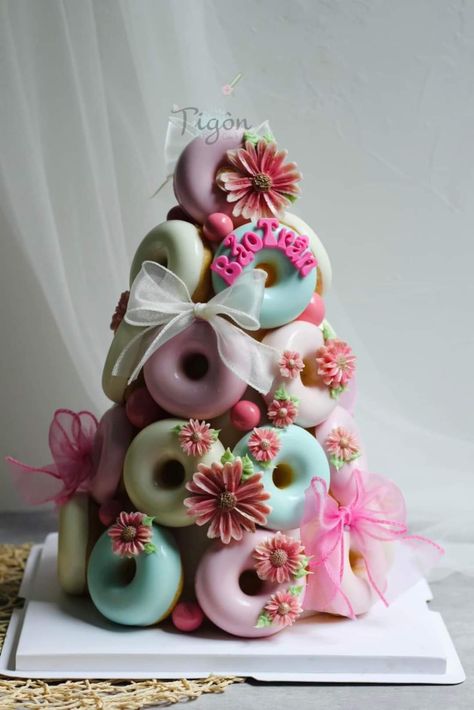 Donut Arrangement, Donat Tower, Fancy Cake Pops, Doughnut Tower, Donut Birthday Cake, Poppy Birthday, Donut Decorating Ideas, Fancy Donuts, Donut Tower