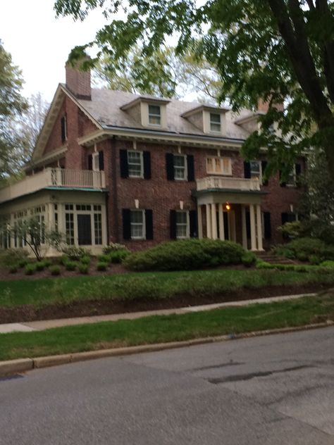 American Traditional House Exterior, Average House Aesthetic, 2005 House Aesthetic, 1980s Suburban House, 80s American House, Vintage Suburban House, Brick House Wrap Around Porch, Houses In Virginia, Neighborhood House Exterior