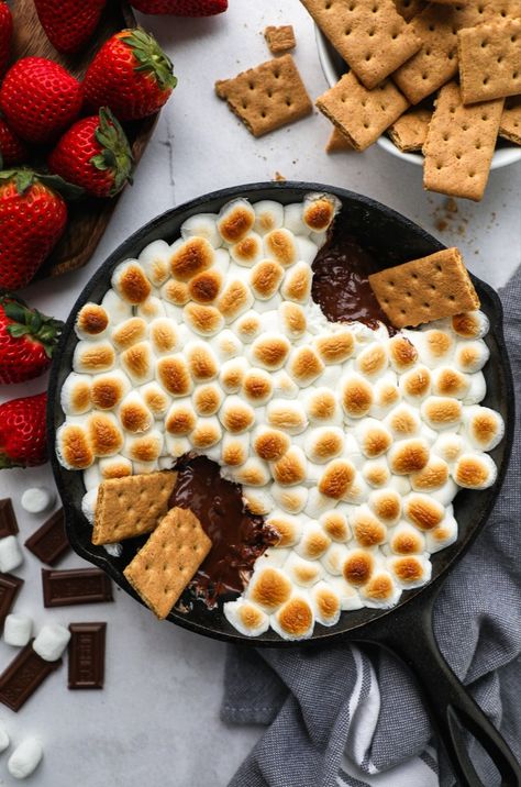 Quick, easy and only 3 ingredients! This tasty skillet dessert is so much fun to serve for a crowd and perfect for spring and summer! (Plus no campfire needed!) Skillet Dip, Skillet Desserts, Banana Bread Brownies, Smores Dip, Campfire Desserts, Gluten Free Graham Crackers, Caramel Chocolate Chip Cookies, Dairy Free Chocolate Chips, Chocolate Graham Crackers