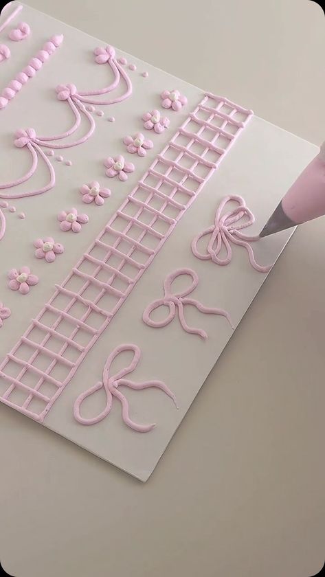 刘颖颖 | What types of patterns can be created with a round piping tip? #birthdaycake #dessert#cake#customcake... | Instagram Types Of Piping Tips, Piping Patterns, Wilton Tips, Piping Tip, Cake Borders, Cake Piping, Icing Tips, Cake Decorating Piping, Types Of Patterns