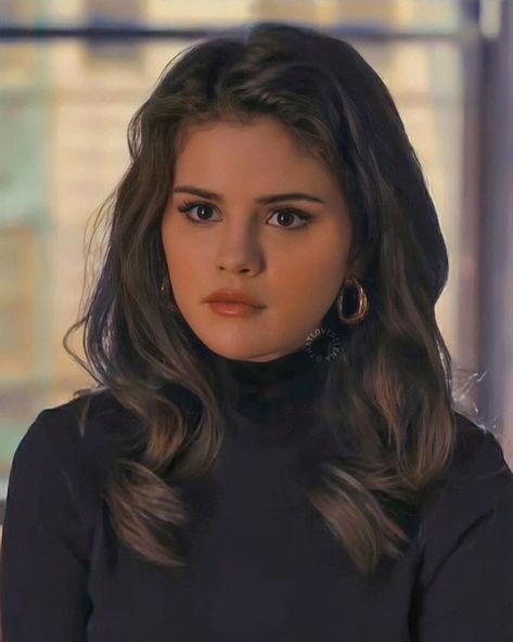 Black Hair Selena Gomez, Selena Haircut, Selena Gomez Face Shape, Celebrities With Round Faces, Selma Gomez, Posca Inspiration, Selena Gomez Haircut, Selena Gomez Hair, Selena Gomez Album