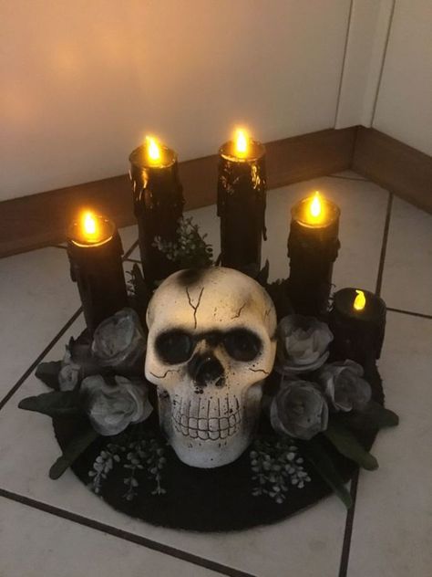 Halloween Centerpiece Ideas, Outdoor Halloween Decor, Scary Halloween Decorations Diy, Table Halloween, Easy Diy Halloween Decorations, Dollar Tree Halloween, Homemade Halloween Decorations, Creepy Halloween Decorations, Dollar Store Halloween