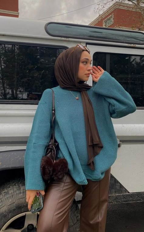 Modest Hijabi Winter Outfits, Hijabi Sweater Outfit, Hijabi Drip, Modest Winter Outfits, Loose Knitwear, Estilo Hijab, Stile Hijab, Modesty Outfits, Modest Fashion Hijab