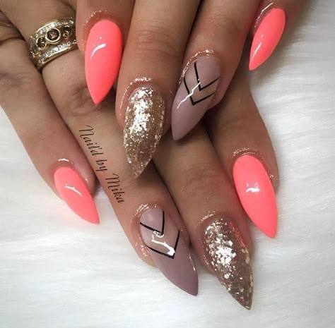 Coral and gold nails Beach Nails Art, Cute Red Nails, Coral Nails With Design, Be More Feminine, Nail Polish Style, Blush Pink Nails, 2023 Nail, Nails Art Ideas, Gold Nail Designs