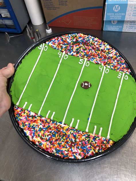 Football Cake Decorating Ideas, Football Birthday Cakes For Boys, Large Cookie Decorating Ideas, Football Cakes Ideas, Super Bowl Cakes, Football Cake Diy, Super Bowl Cookie Platter, Super Bowl Cookie Cake, Super Bowl Cake Ideas