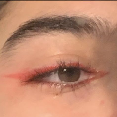 Simple Red Eyeliner Looks, Colourful Eyeliner, Media Coursework, Easy Eyeliner, Red Eyeliner, Simple Eyeliner, Harry Styles Concert, Eye Makeup Pictures, Red Makeup