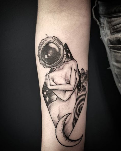 Pinup Space Tattoo, Lady Astronaut Tattoo, Female Astronaut Tattoo, Space Girl Tattoo, Astronaut Tattoo Ideas, Nasa Tattoo, Astronaut Tattoos, Female Astronaut, Rocket Tattoo