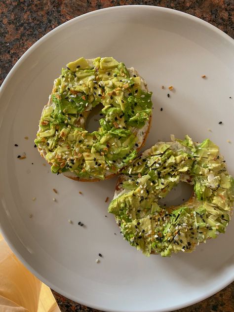 bagel, avacado, everything bagel seasoning, aeshetic foods, toasty Bagel Avocado, Avocado Bagel, Everything Bagel Seasoning, Tuna Avocado, Healthy Lunch Snacks, Bagel Seasoning, Bagel Recipe, Vision Board Photos, Cafe Menu