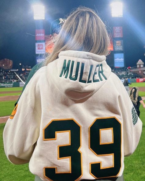 I 💚 #39 Baseball Wife Outfit, Baseball Wife, Baseball Game Outfit, Baseball Girlfriend, Game Outfit, Baseball Game, Baseball Games, Gaming Clothes, Baseball Mom