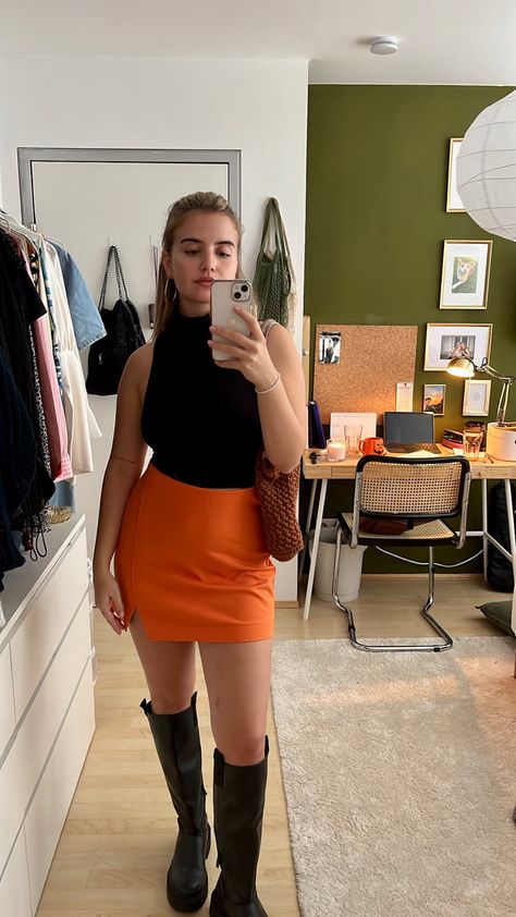 Orange Skirt Outfit Ideas, Orange Mini Skirt Outfit, Orange Skirt Outfit, Orange Skirts, White Tops Outfit, Ootd Autumn, Work Fits, Autumn Fits, Orange Skirt