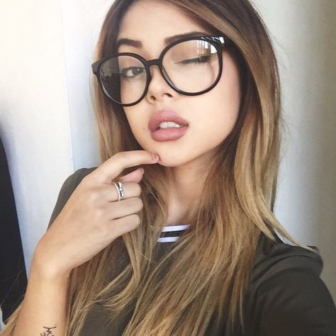 Pinterest: rainaanjari                                                                                                                                                      More Cat Eye Colors, Lily Maymac, Scene Girl, Cute Glasses, Fashion Eye Glasses, نظارات شمسية, Wearing Glasses, Girls With Glasses, Grunge Hair