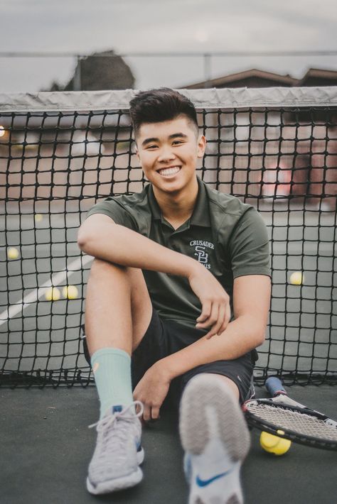 Tennis Portraits, Tennis Senior Pictures, Tennis Court Photoshoot, Boy Senior Portraits, Tennis Photoshoot, Guy Poses, Senior Photos Boys, Tennis Photography, Outfit Male