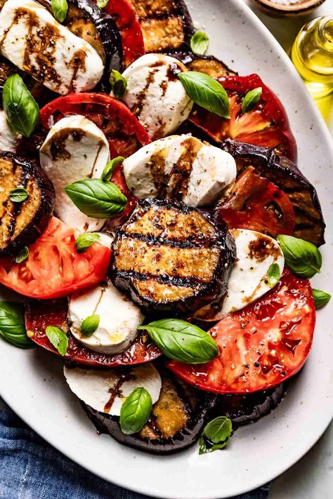 This eggplant caprese recipe is a summery spin on the Italian classic! A satisfying appetizer or even side dish! Caprese Eggplant, Eggplant Caprese, Breakfast Bowl Egg, Italian Caprese, Caprese Recipe, Eggplant Appetizer, Eggplant Varieties, Babaganoush Recipe, Caprese Recipes