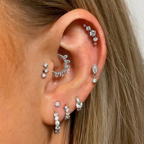 Inner Lobe Ear Piercings, Small Ears With Piercings, Inner Lobe Piercing, Unique Ear Piercings Classy, High Lobe Piercing, Unique Ear Piercings, Pretty Ear Piercings, Gold Body Jewellery, Cartilage Jewelry