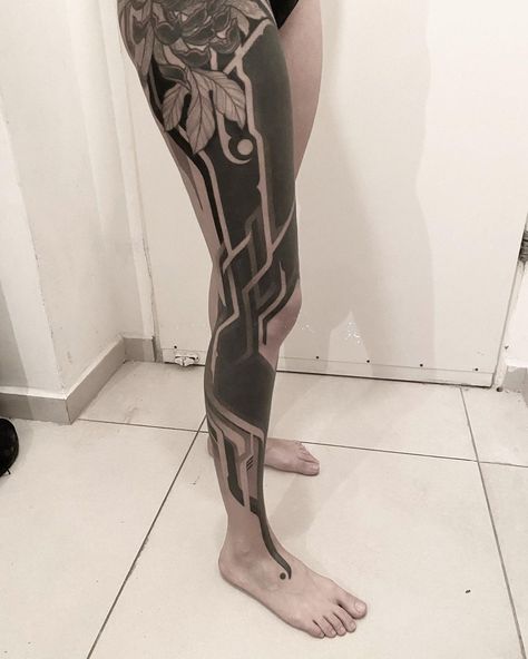 The Codex Lab (@the.codex.lab) • Instagram photos and videos Cyberpunk Leg Tattoo, Cyberpunk Tattoos, Geometric Tattoo Pattern, Mangas Tattoo, Ab Tattoo, Cyberpunk Tattoo, Punk Tattoo, Side Tattoos, Leg Tattoo