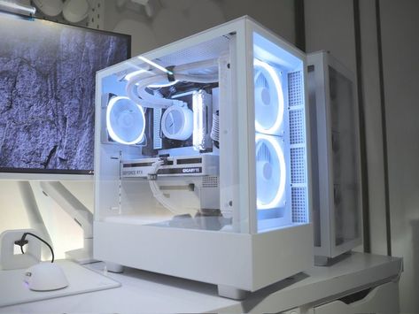 White And Grey Pc Setup, White Gaming Pc Build, White Pc Builds, All White Pc Build, White Pc Build Aesthetic, Minimalist Pc Build, Cute Pc Case, White Pc Setup Minimalist, White Computer Setup