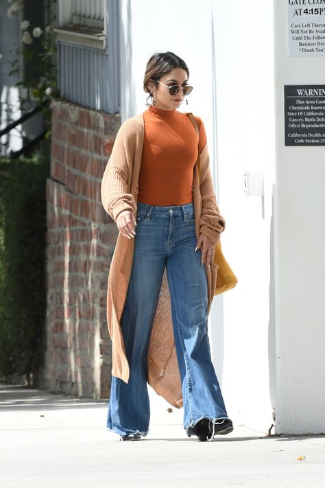 Fashion Forcast, Vanessa Hudgens Outfits, Estilo Vanessa Hudgens, Winter Outfits Tumblr, Closet Necessities, Vanessa Hudgens Style, Flare Jeans Outfit, 70s Inspired Fashion, Trik Fotografi