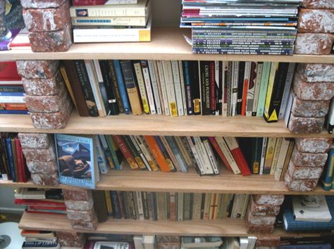 Cool Bookshelf Ideas: DIY bookshelves from recycled materials How To Make Bookshelves, Brick Shelves, Simple Bookcase, Simple Bookshelf, Diy Bookshelf, Bookshelf Plans, Bookcase Diy, White Bookshelves, Cool Bookshelves