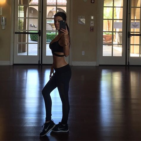 Pin for Later: Feast Your Eyes on Kourtney Kardashian's Hottest Instagram Moments Kourtney Kardashian Body, Kourtney Kardashian Instagram, Post Breakup, Kardashian Show, Kourtney Kardashian Style, Post Baby Body, Toned Abs, Gym Selfie, Post Baby