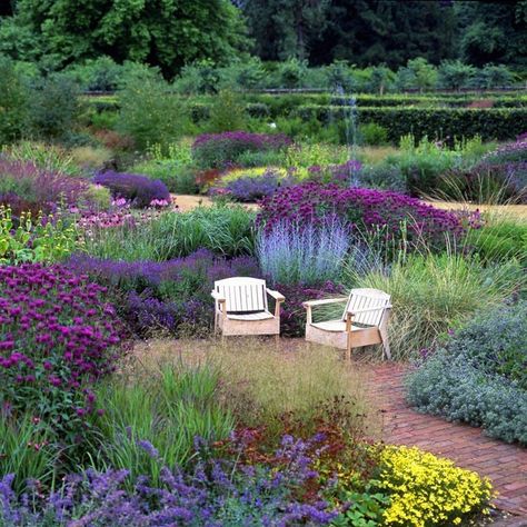 Backyard paths Meadow Garden, Flowers And Greenery, Gravel Garden, Walled Garden, Have Inspiration, Gorgeous Gardens, Colorful Garden, Garden Cottage, Country Gardening