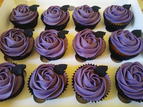 Gothic rose cupcakes :) Dark Weddings, Gothic Cake, Halloween Wedding Cakes, Purple Cupcakes, Purple Wedding Cakes, Wedding Cake Pictures, Rose Cupcakes, Elegant Halloween, Dark Wedding