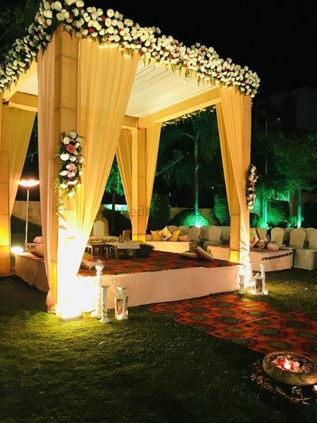 Marriage Chori Design For Night, Wedding Ground Decoration, Saptpadi Decoration, Phere Mandap Decoration, Simple Mandap Decor Indian, Saptapadi Decoration Ideas, Wedding Chori, Marriage Mandap, Wedding Decorations Pictures