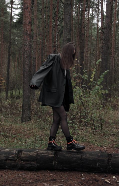 Photoshoot Ideas Forest, Rainy Photos, Autumn Photoshoot, Unorganized Idea, Abandoned Train, Forest Photos, Portrait Photoshoot, Fall Photoshoot, Indie Aesthetic