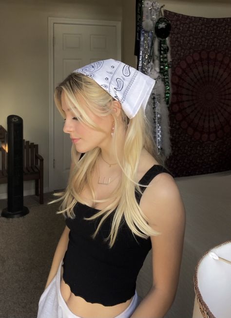 blonde hair / bandana hairstyle / gold jewelry / side profile Bandana Hairstyle, Hair Bandana, Blonde Waves, Blonde Curly Hair, Bandana Hairstyles, Oc Ideas, Side Profile, Blonde Girl, Hair Inspo