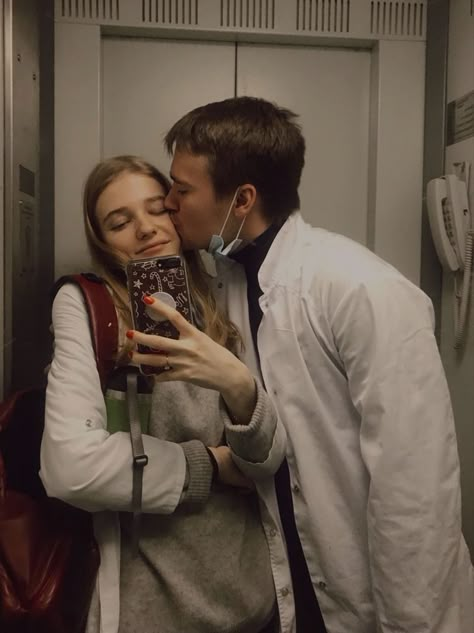 Doctor Relationships Goals, Doctors Love Couple, Doctors Couple Goals, Medical Couple, University Study Motivation, Master Vision, Doctor Love, Student Photo, Med School Motivation