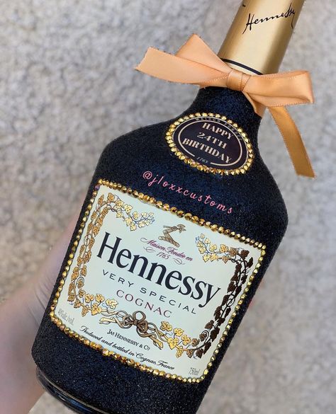 Instagram: @jloxxcustoms Decorated Alcohol Bottles For Guys, Decorated Hennessy Bottle, Centenario Bottle Decorated, Bling Hennessy Bottle, Glitter Hennessy Bottle, Diy Wine Bottle Decor, 21st Birthday Gifts For Best Friends, Engraved Hennessy Bottle, Hennessy Bottle