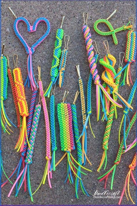 How to Make Boondoggle Lanyard Keychains DIY Tutorial! Boondoggle lanyards are synonymous with Summer! The plastic cord, the bright... Plastic Lanyard Keychain Diy, Elastic Cord Crafts, Scoubidou Tutorial, Lanyard Keychain Diy, How To Make Lanyards, Gimp Patterns, Boondoggle Keychain, Lanyard Tutorial, Gimp Bracelets